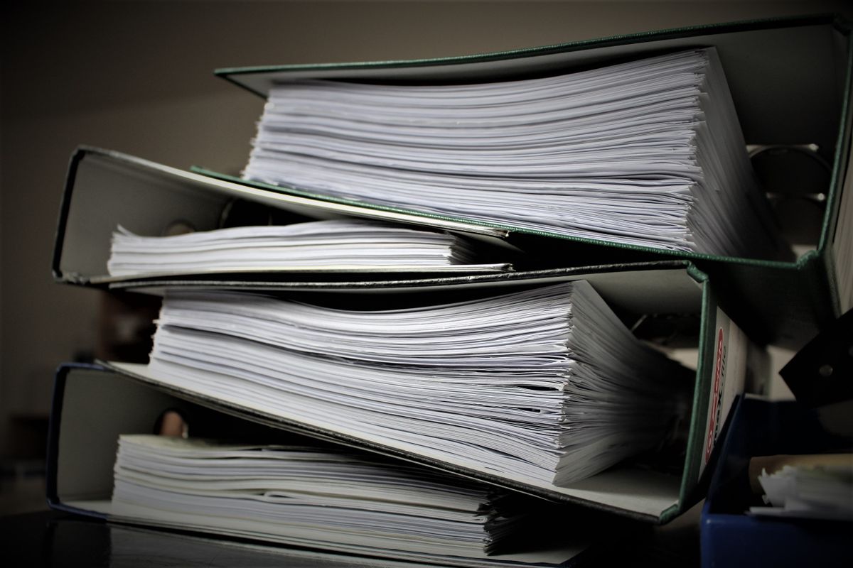 Stapel ordners vol papieren administratie