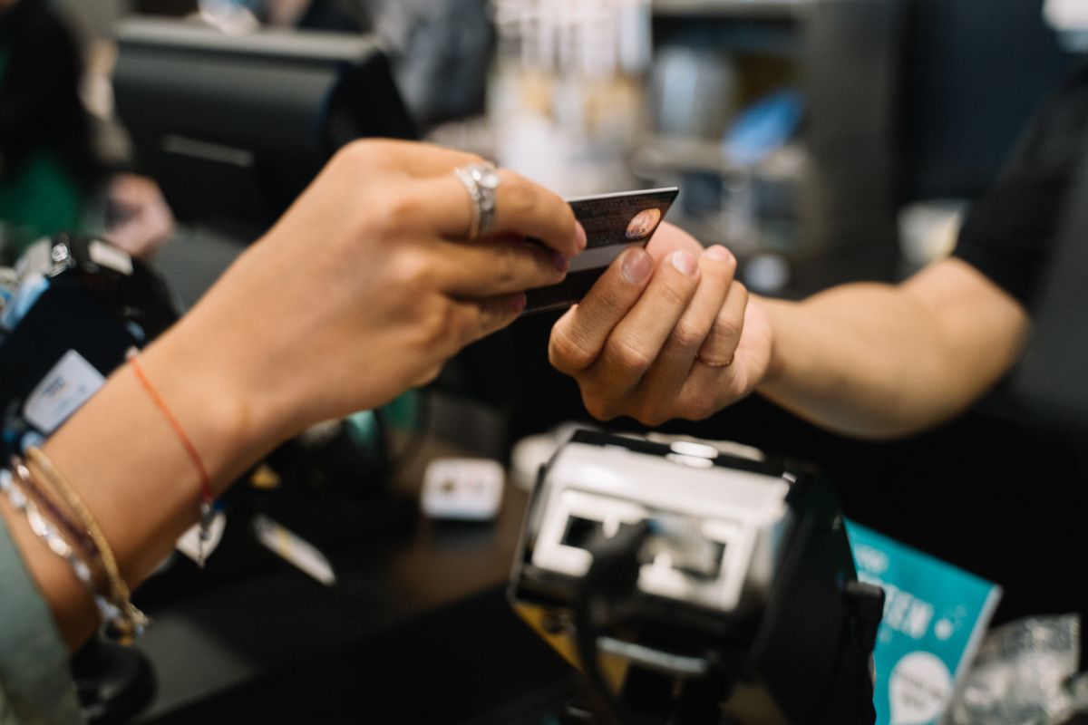 Betaling met een bankpas aan de kassa